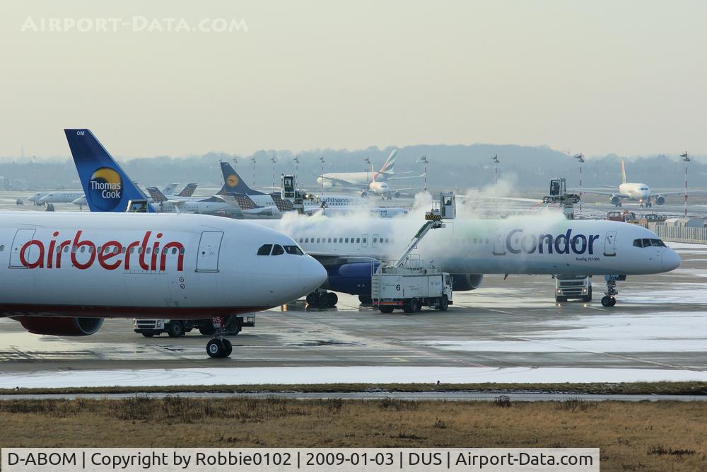 D-ABOM, 2000 Boeing 757-330 C/N 29022, De-Icing of DE 757 and AB A 332
