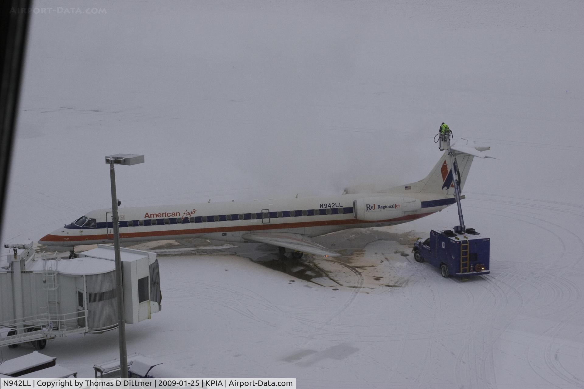 N942LL, 2005 Embraer ERJ-145LR (EMB-145LR) C/N 14500930, American Eagle (N942LL) de-ices at gate in Peoria Illinois