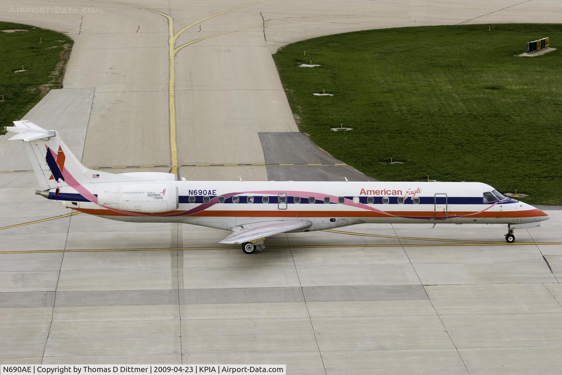 N690AE, 2004 Embraer ERJ-145LR (EMB-145LR) C/N 14500858, American Eagle (N690AE) taxies for departure