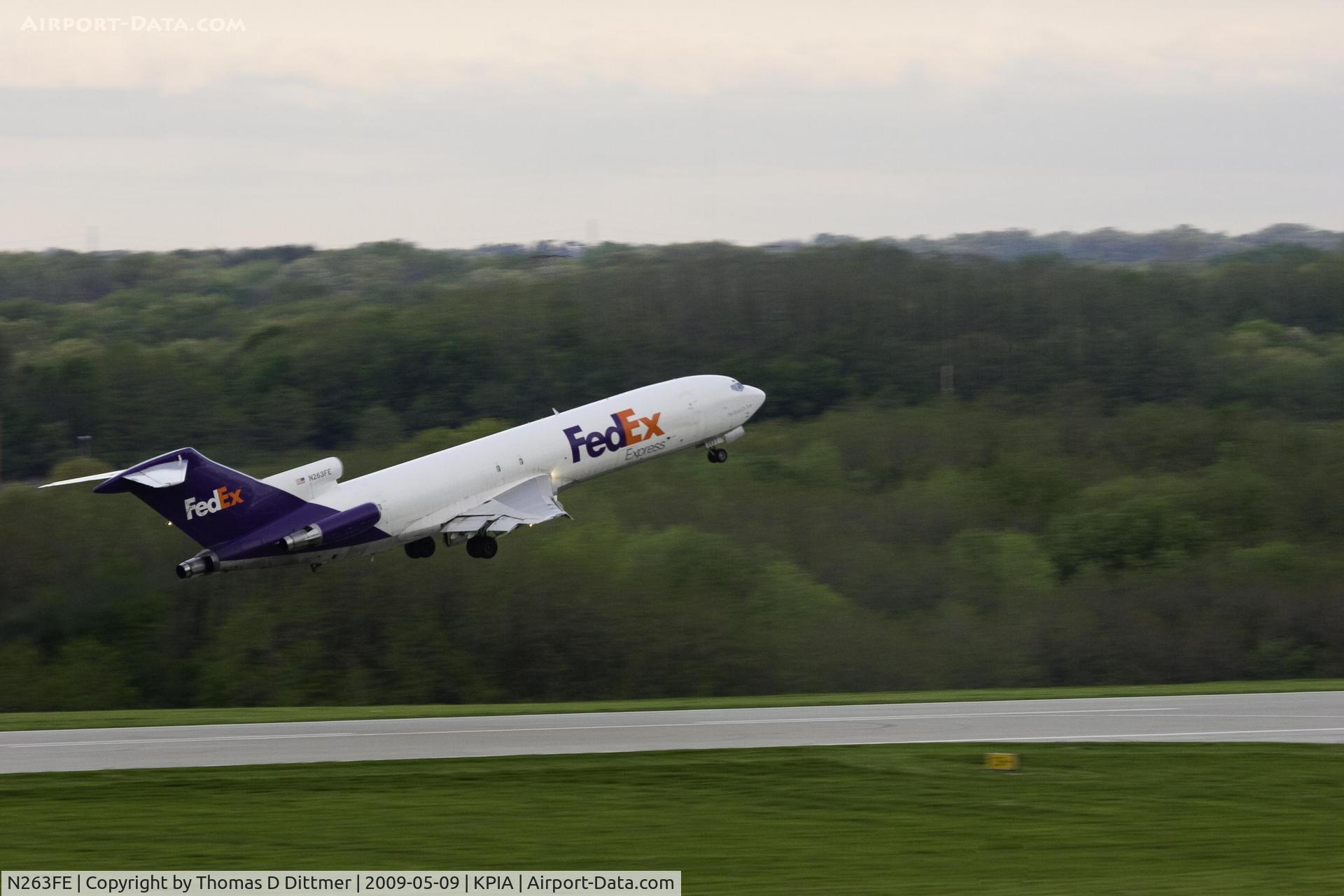 N263FE, 1979 Boeing 727-233F C/N 21625, Federal Express (N263FE) breaks ground