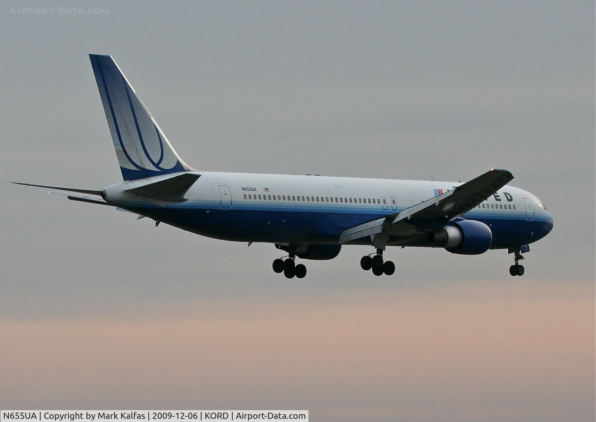 N655UA, 1992 Boeing 767-322/ER C/N 25393, United Airlines Boeing 767-322, UAL943 arriving from LFPG (Charles de Gaulle/Roissy) on 22R.