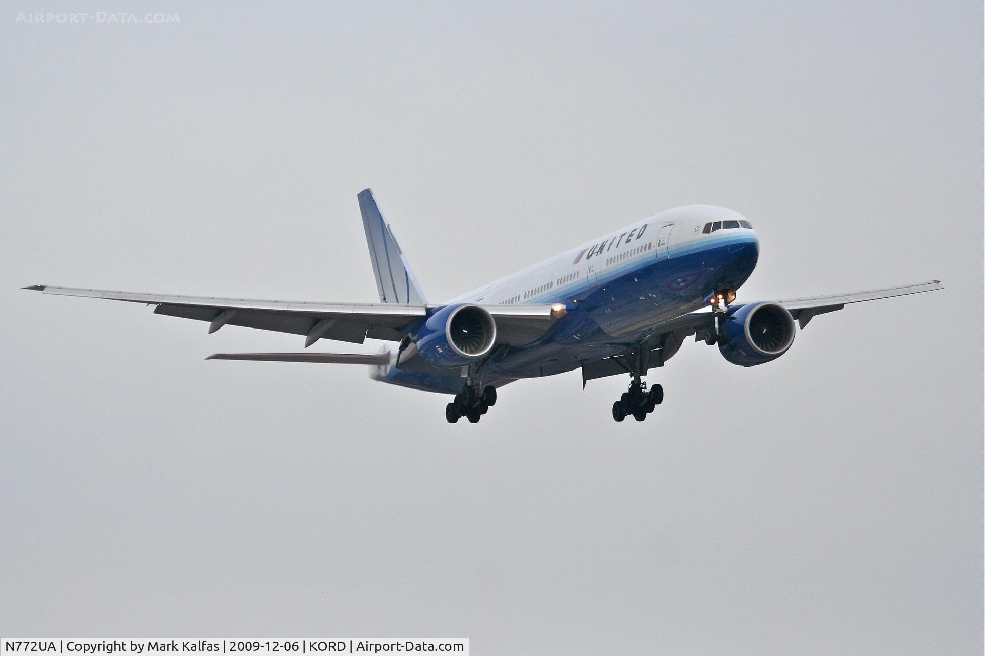 N772UA, 1995 Boeing 777-222 C/N 26930, United Airlines Boeing 777-222 UAL907 arriving from EDDM (Munich Int'l) on 22R.