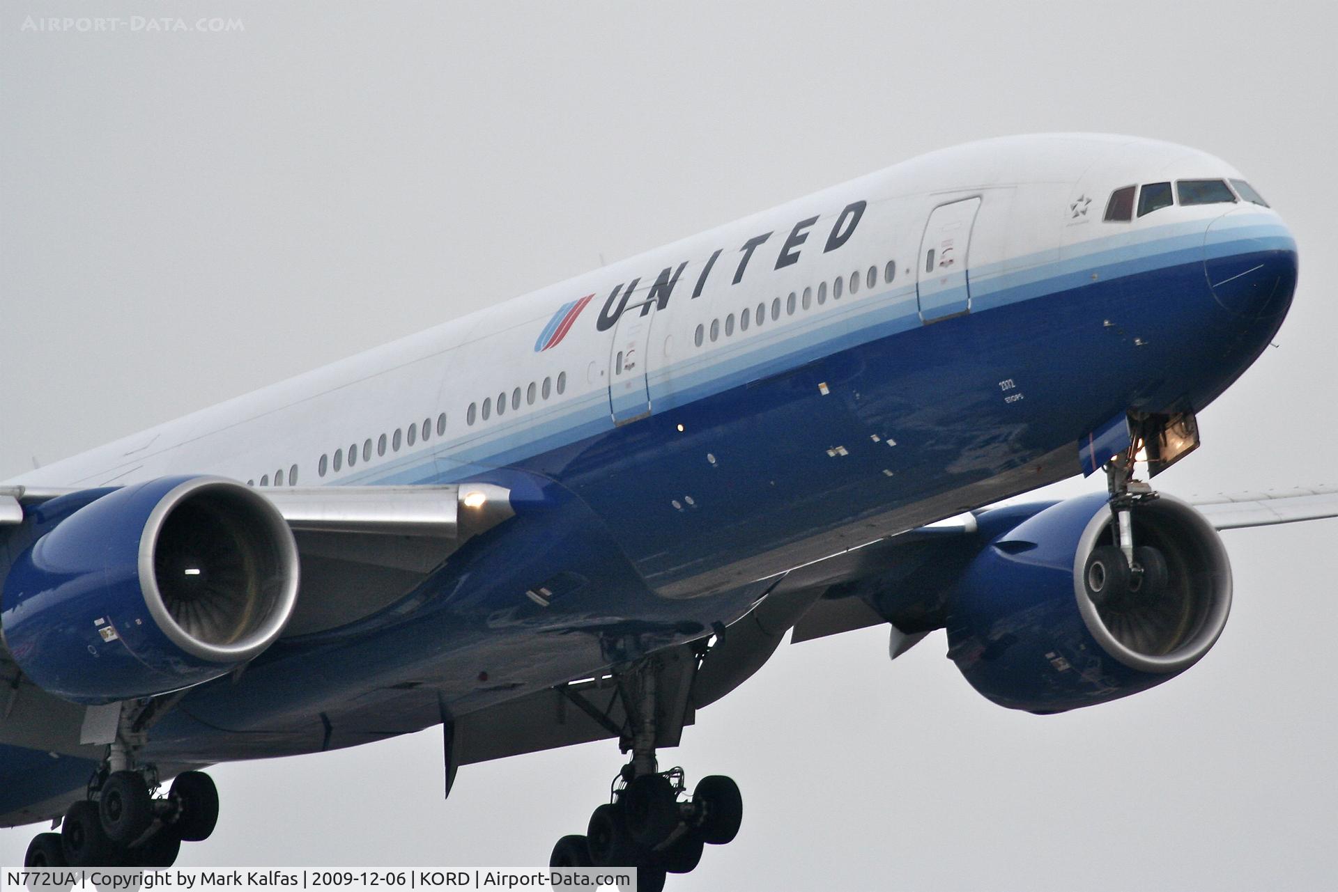 N772UA, 1995 Boeing 777-222 C/N 26930, United Airlines Boeing 777-222 UAL907 arriving from EDDM (Munich Int'l) on 22R.