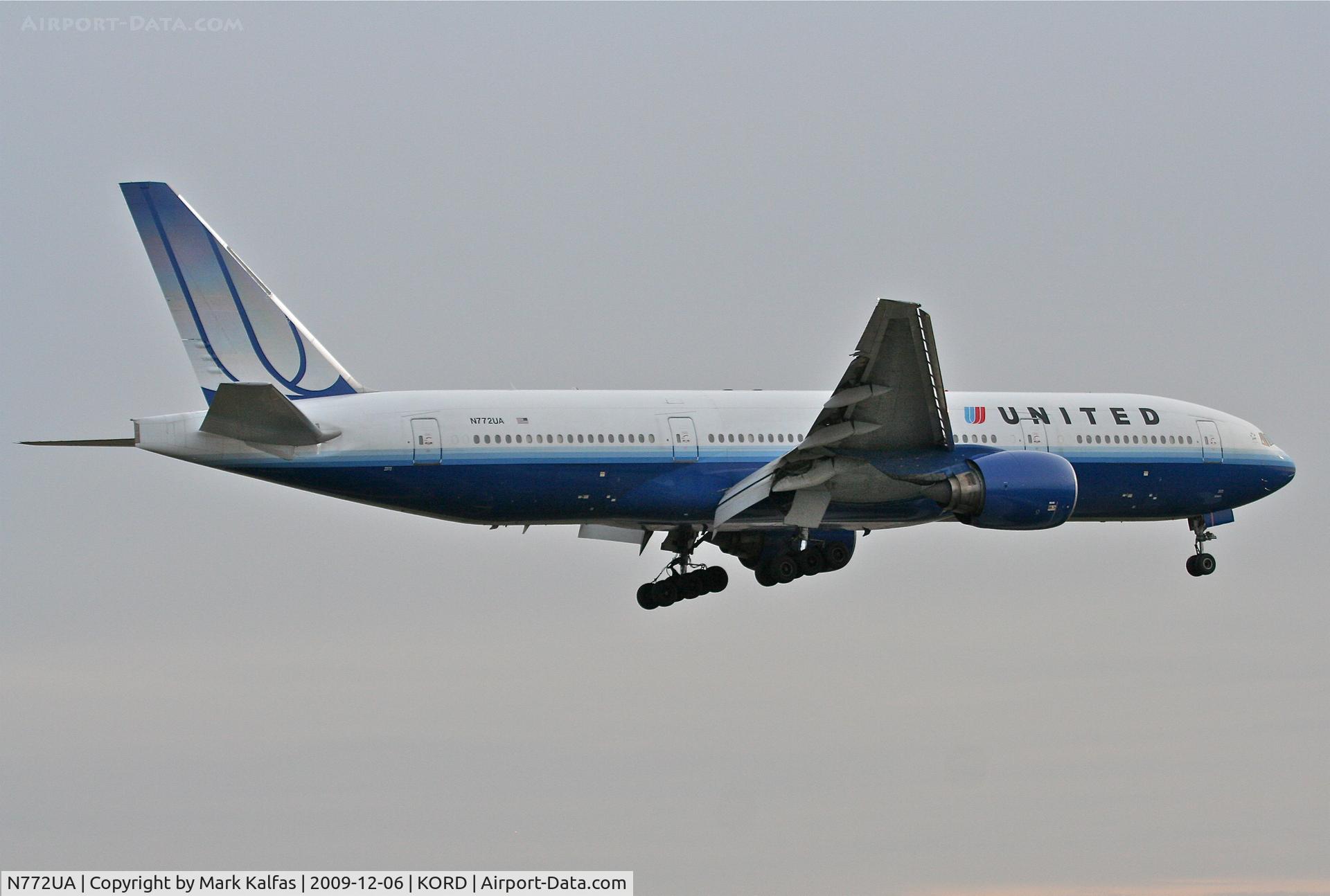 N772UA, 1995 Boeing 777-222 C/N 26930, United Airlines Boeing 777-222 UAL907 arriving from EDDM (Munich Int'l) on 22R.