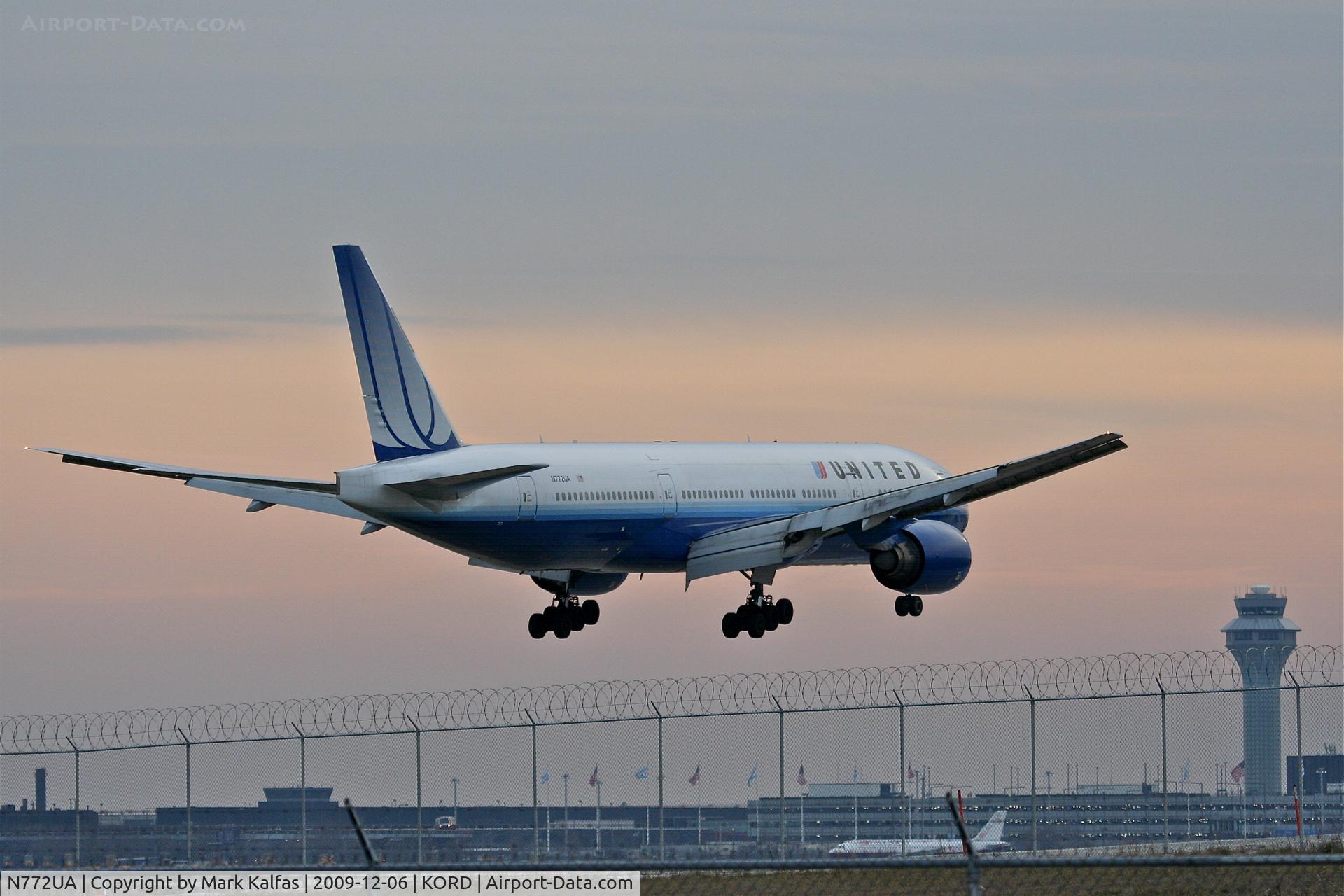 N772UA, 1995 Boeing 777-222 C/N 26930, United Airlines Boeing 777-222 UAL907 arriving from EDDM (Munich Int'l) on 22R.