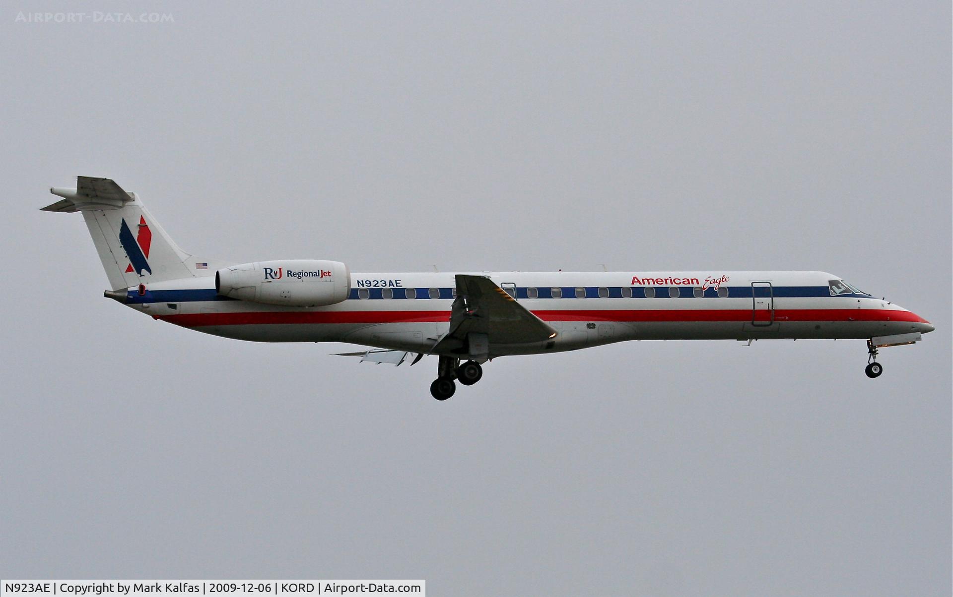 N923AE, 2005 Embraer ERJ-145LR (EMB-145LR) C/N 14500907, American Eagle EMB-145LR, EGF4080 arriving from KSDF on 22R.