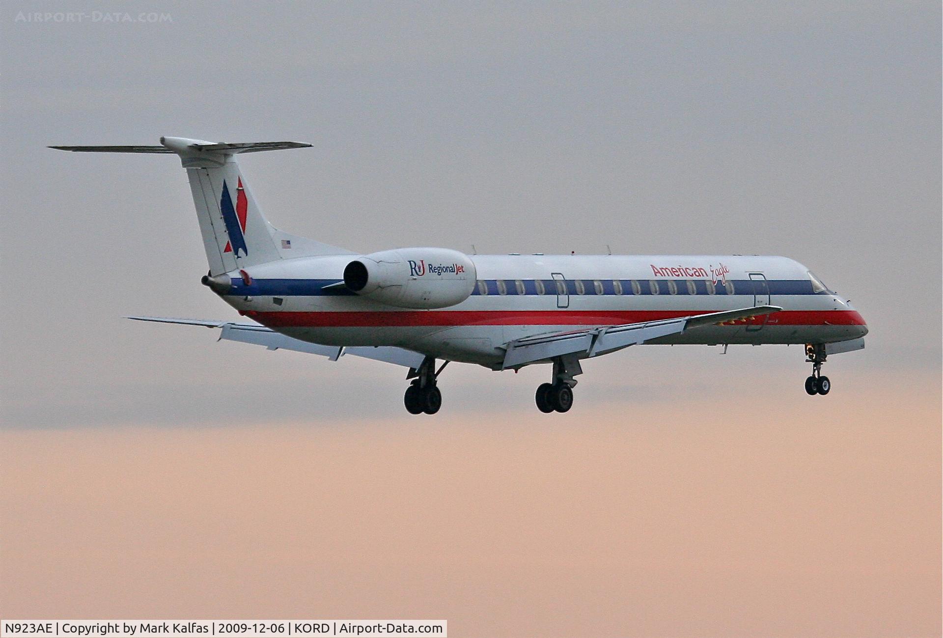 N923AE, 2005 Embraer ERJ-145LR (EMB-145LR) C/N 14500907, American Eagle EMB-145LR, EGF4080 arriving from KSDF on 22R.