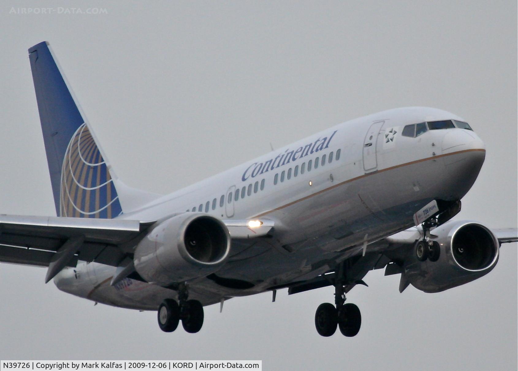 N39726, 1999 Boeing 737-724 C/N 28796, Continental Airlines Boeing 737-724, COA1183 arriving from KEWR on 22R.
