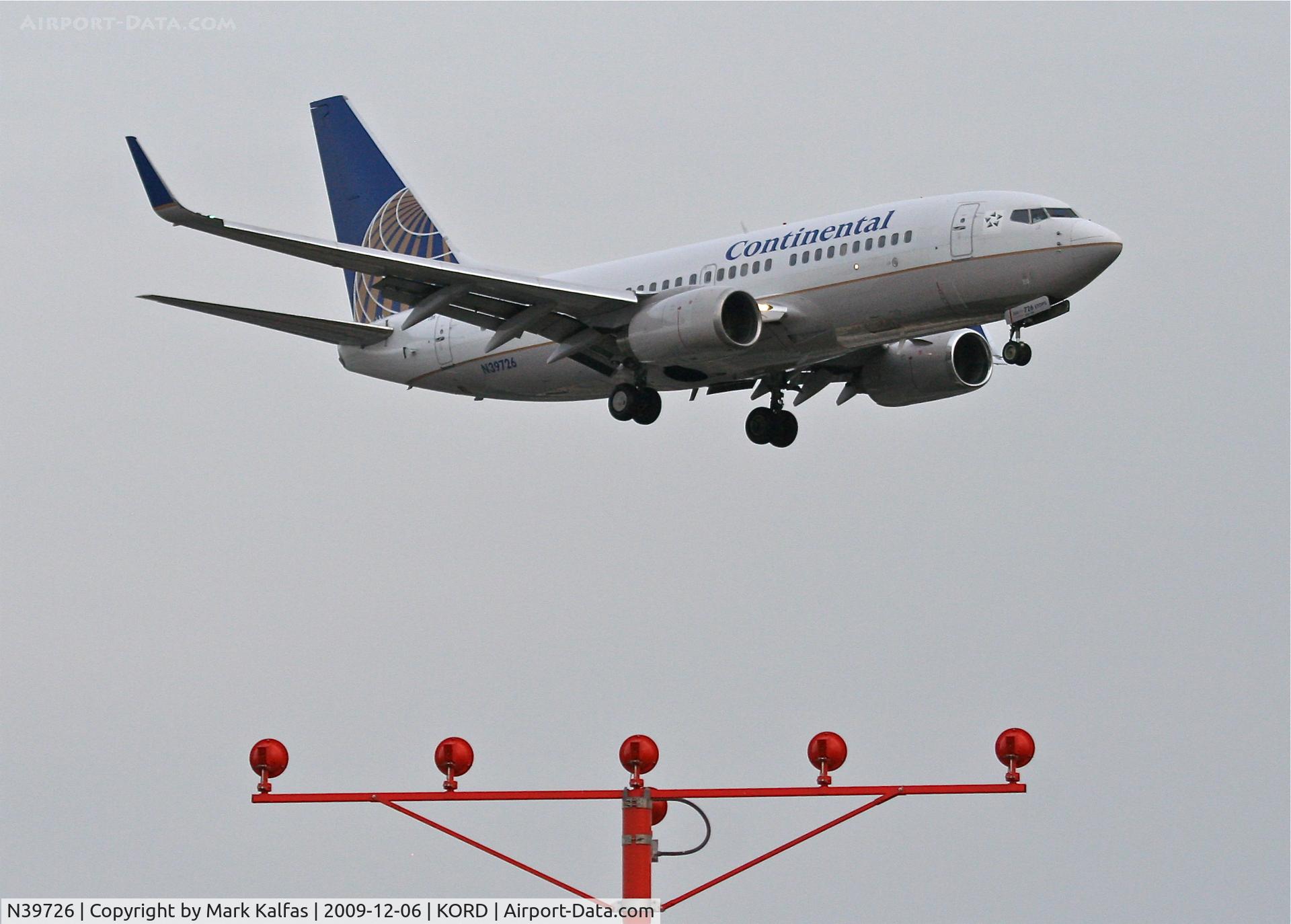 N39726, 1999 Boeing 737-724 C/N 28796, Continental Airlines Boeing 737-724, COA1183 arriving from KEWR on 22R.