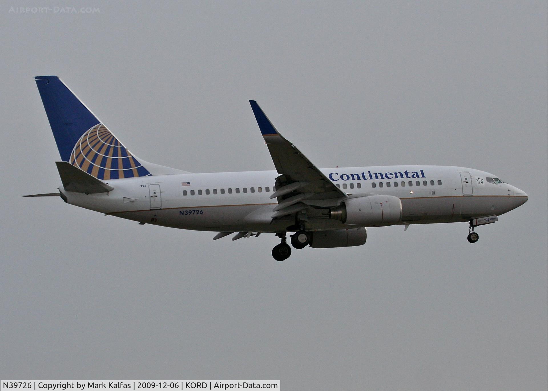 N39726, 1999 Boeing 737-724 C/N 28796, Continental Airlines Boeing 737-724, COA1183 arriving from KEWR on 22R.