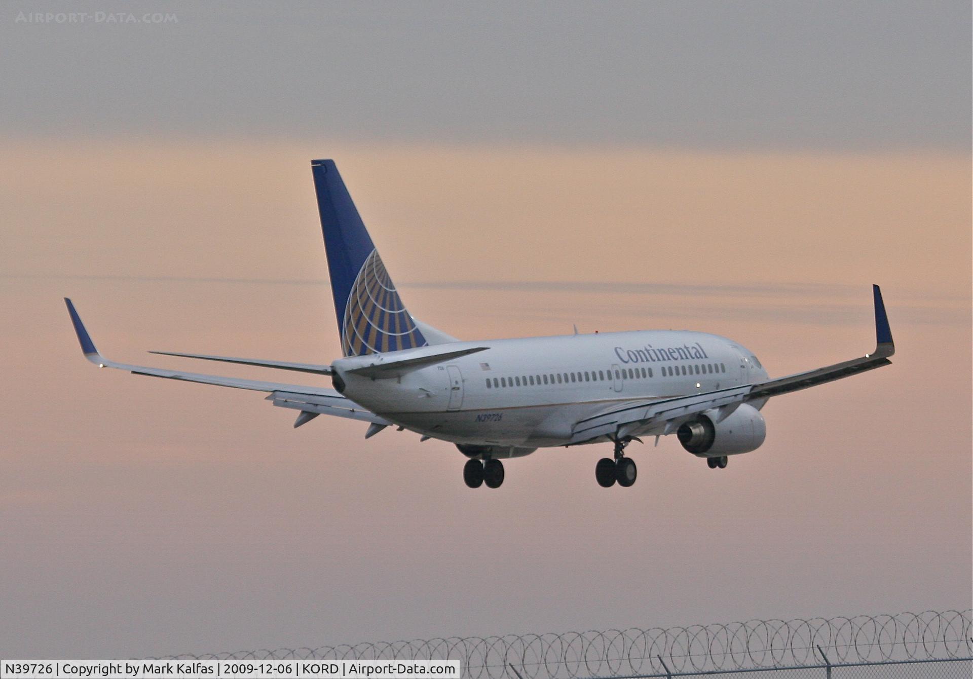 N39726, 1999 Boeing 737-724 C/N 28796, Continental Airlines Boeing 737-724, COA1183 arriving from KEWR on 22R.