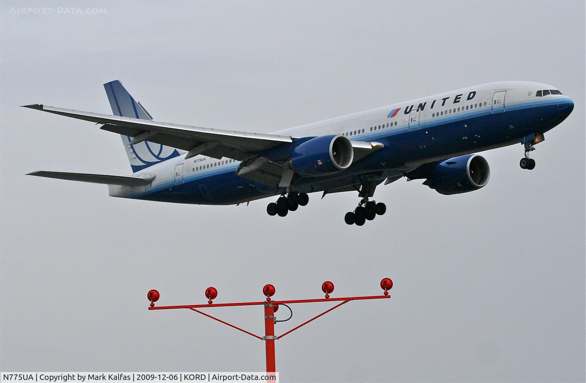 N775UA, 1995 Boeing 777-222 C/N 26947, United Airlines Boeing 777-222 UAL941 arriving from EDDF (Frankfurt Int'l) on 22R.