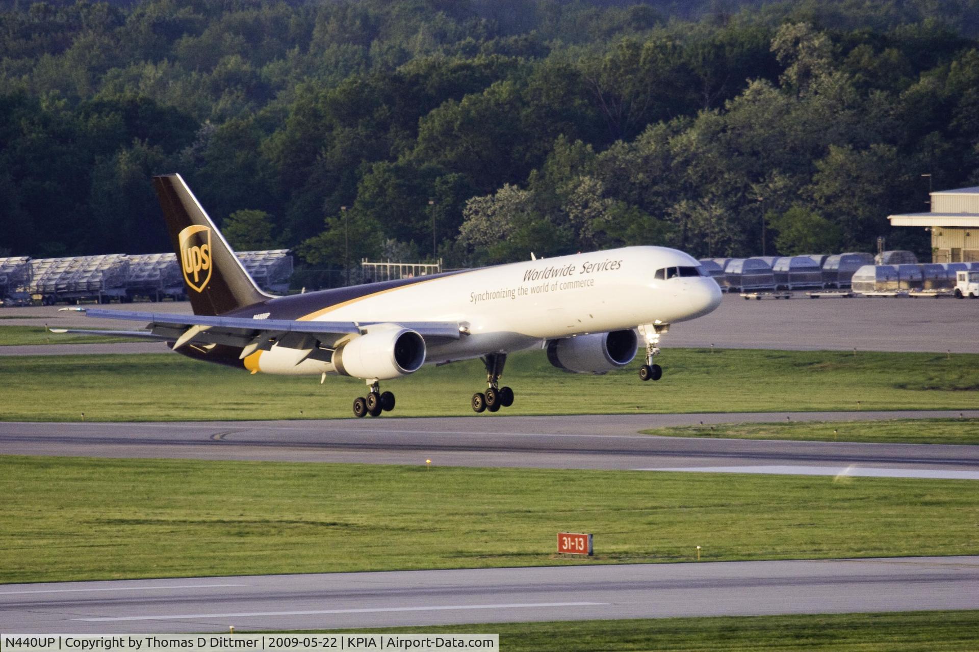 N440UP, 1994 Boeing 757-24APF C/N 25471, UPS (N440UP) prior to touchdown