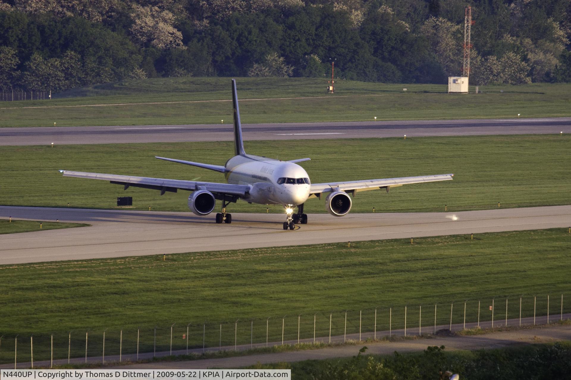 N440UP, 1994 Boeing 757-24APF C/N 25471, UPS (N440UP) turns to join taxiway 