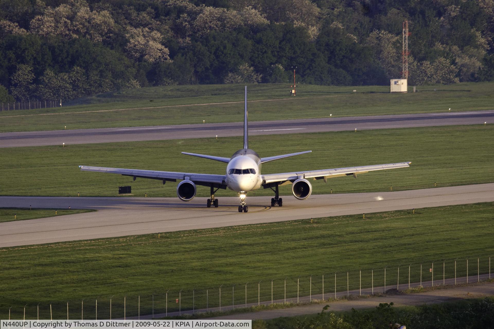 N440UP, 1994 Boeing 757-24APF C/N 25471, UPS (N440UP) turn onto 