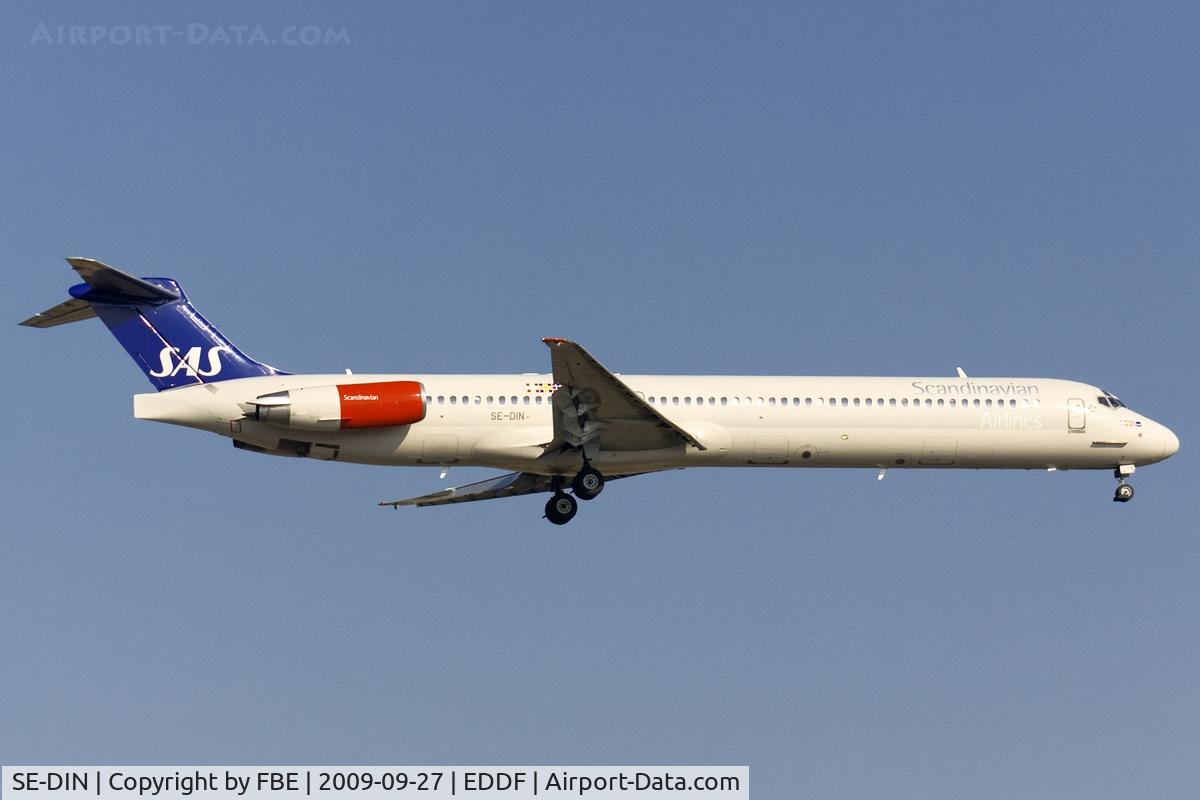 SE-DIN, 1990 McDonnell Douglas MD-82 (DC-9-82) C/N 49999, short final RW07R