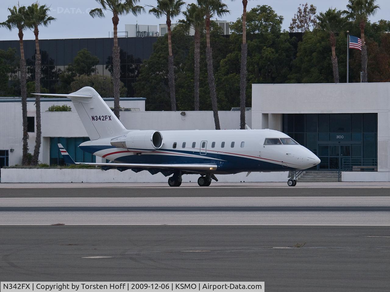 N342FX, 2008 Bombardier Challenger 605 (CL-600-2B16) C/N 5752, N342FX taxiing