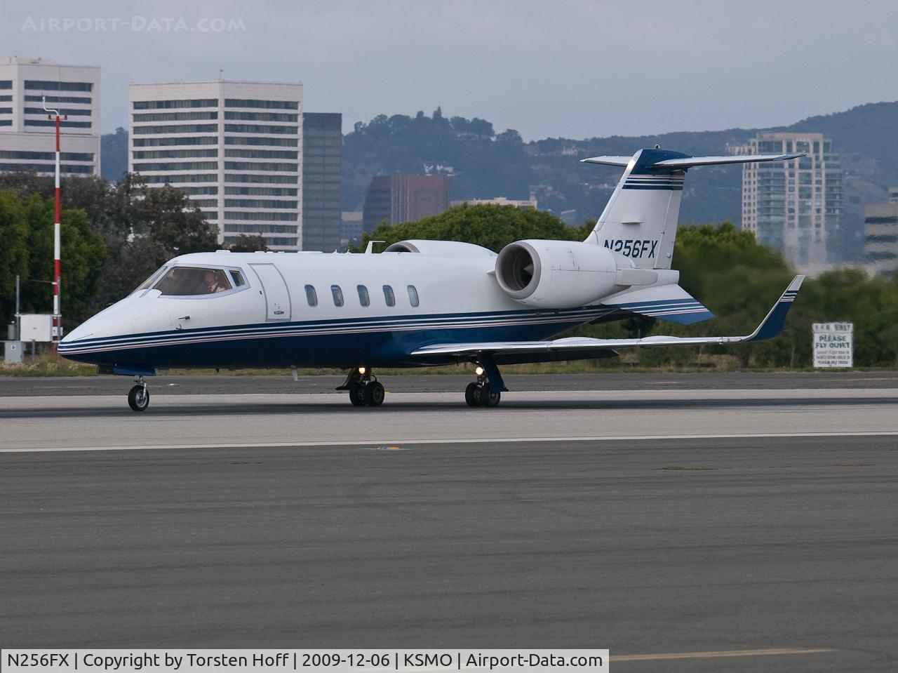 N256FX, Learjet 60 C/N 257, N256FX departing from RWY 21