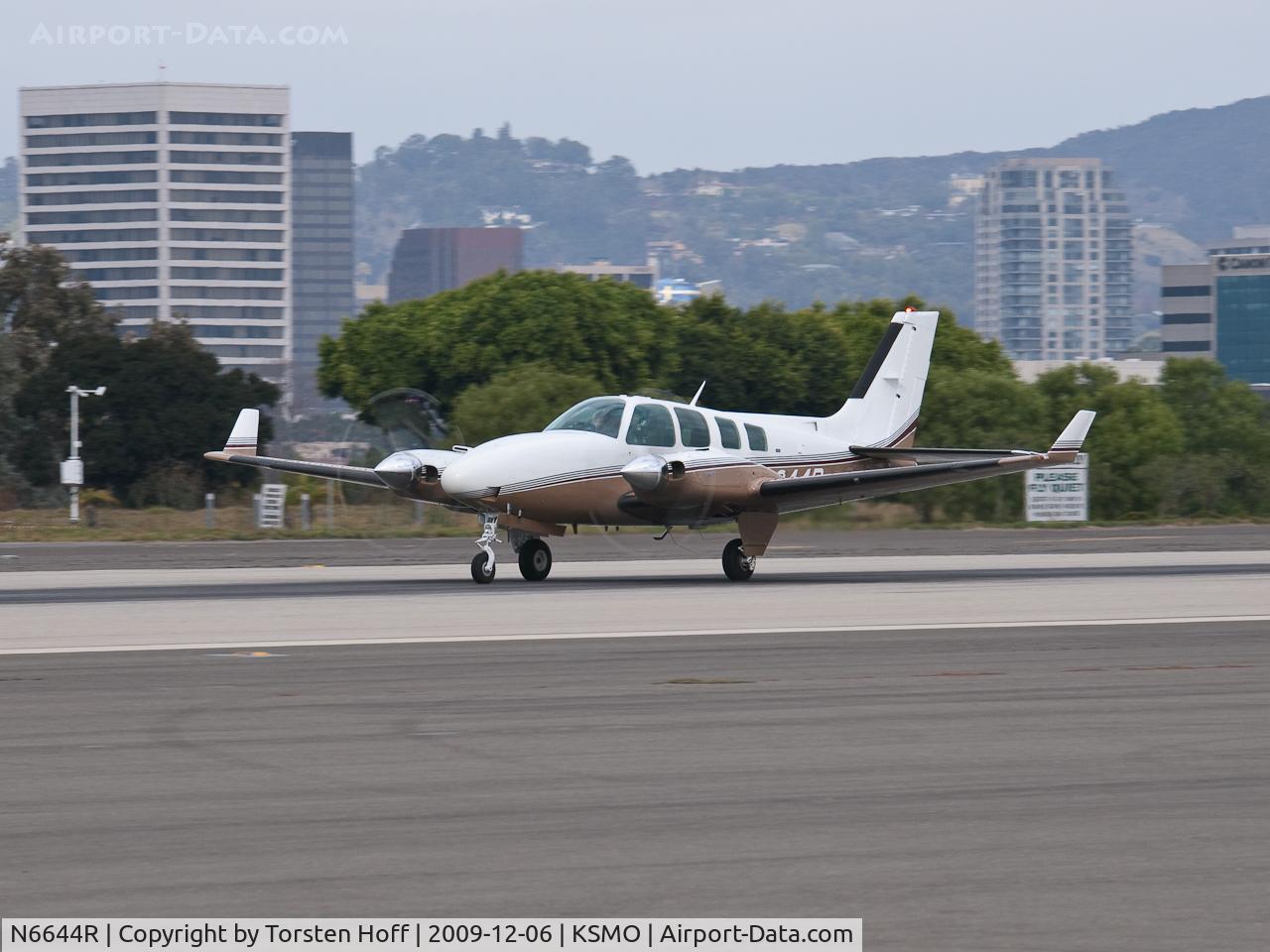 N6644R, 1974 Beech 58 Baron C/N TH-544, N6644R departing from RWY 21