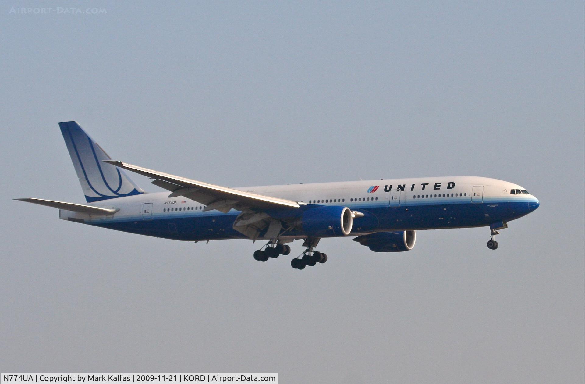 N774UA, 1996 Boeing 777-222 C/N 26936, United Airlines Boeing 777-222, UAL907 from EDDM, short final RWY 22R KORD.