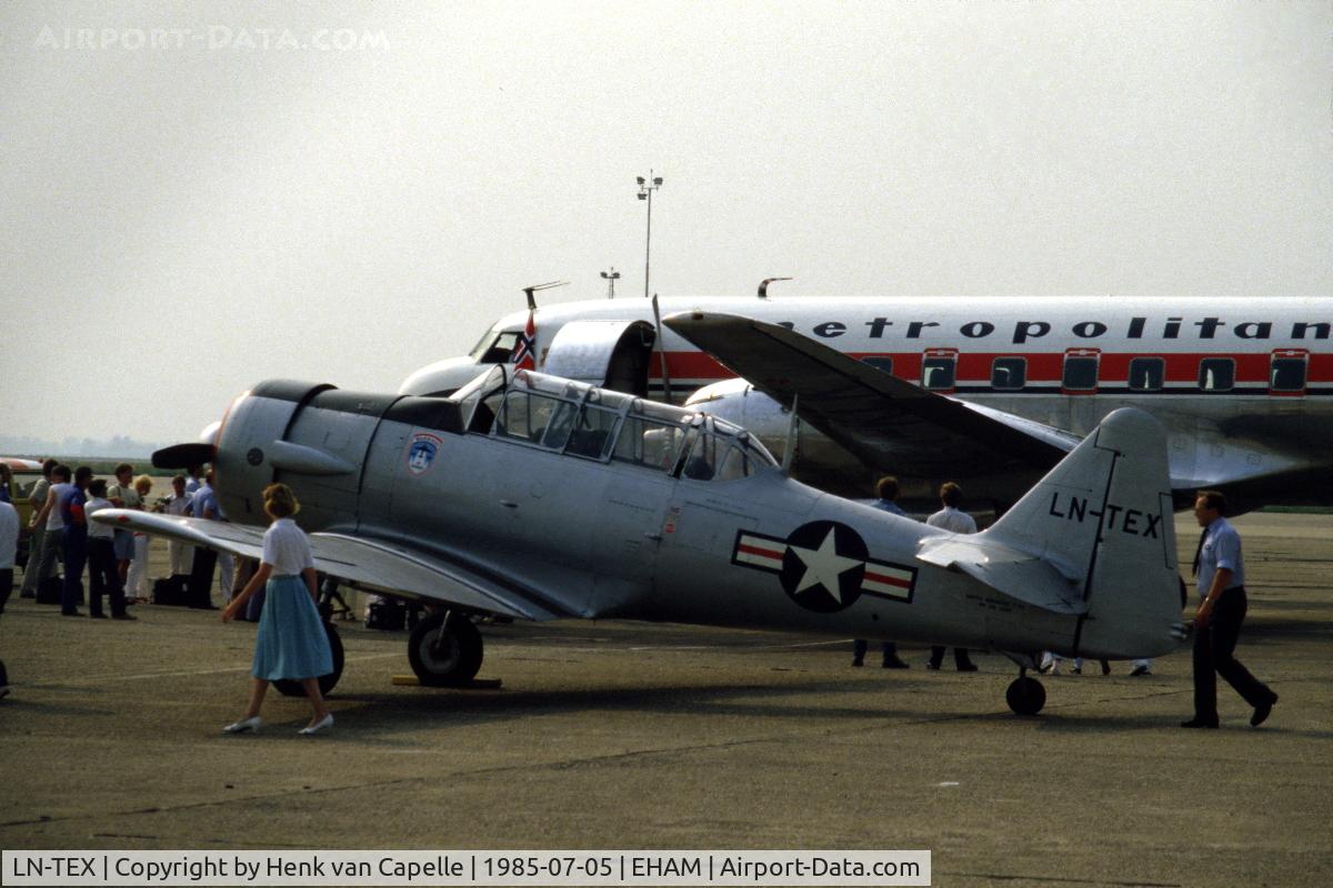 LN-TEX, 1944 Noorduyn AT-16 Harvard IIB C/N 14A-2268, A Harvard at Schiphol-Oost to celebrate 50 years Dakota.