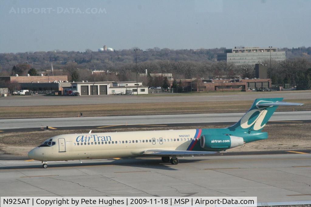 N925AT, 2000 Boeing 717-200 C/N 55079, at MSP