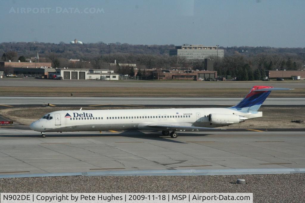 N902DE, 1992 McDonnell Douglas MD-88 C/N 53379, at MSP