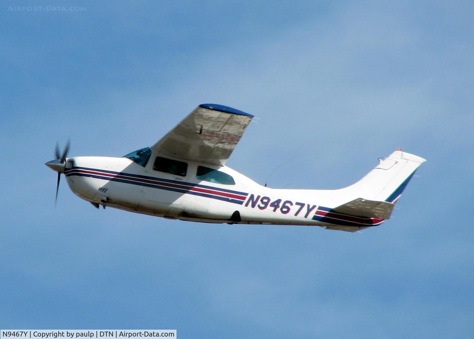 N9467Y, 1981 Cessna 210N Centurion C/N 21064517, Off of runway 32 at the Shreveport Downtown airport.