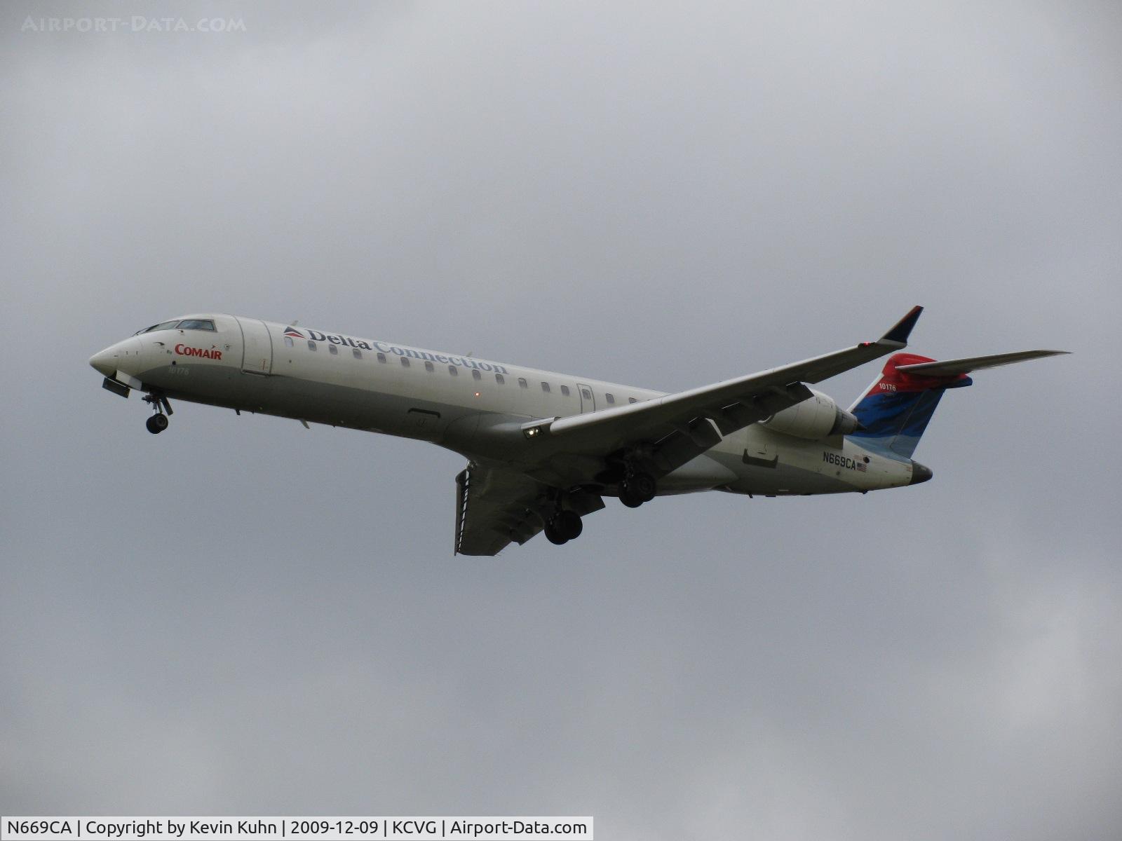 N669CA, 2004 Bombardier CRJ-700 (CL-600-2C10) Regional Jet C/N 10176, Comair CRJ-700 on final approach