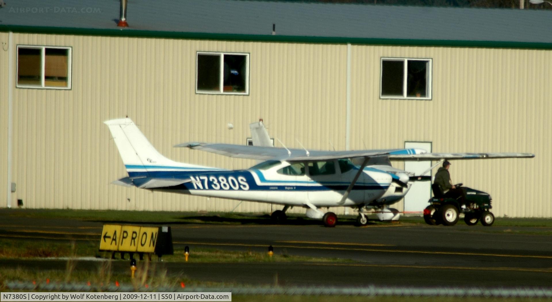 N7380S, 1976 Cessna 182P Skylane C/N 18265171, Flat tire happens