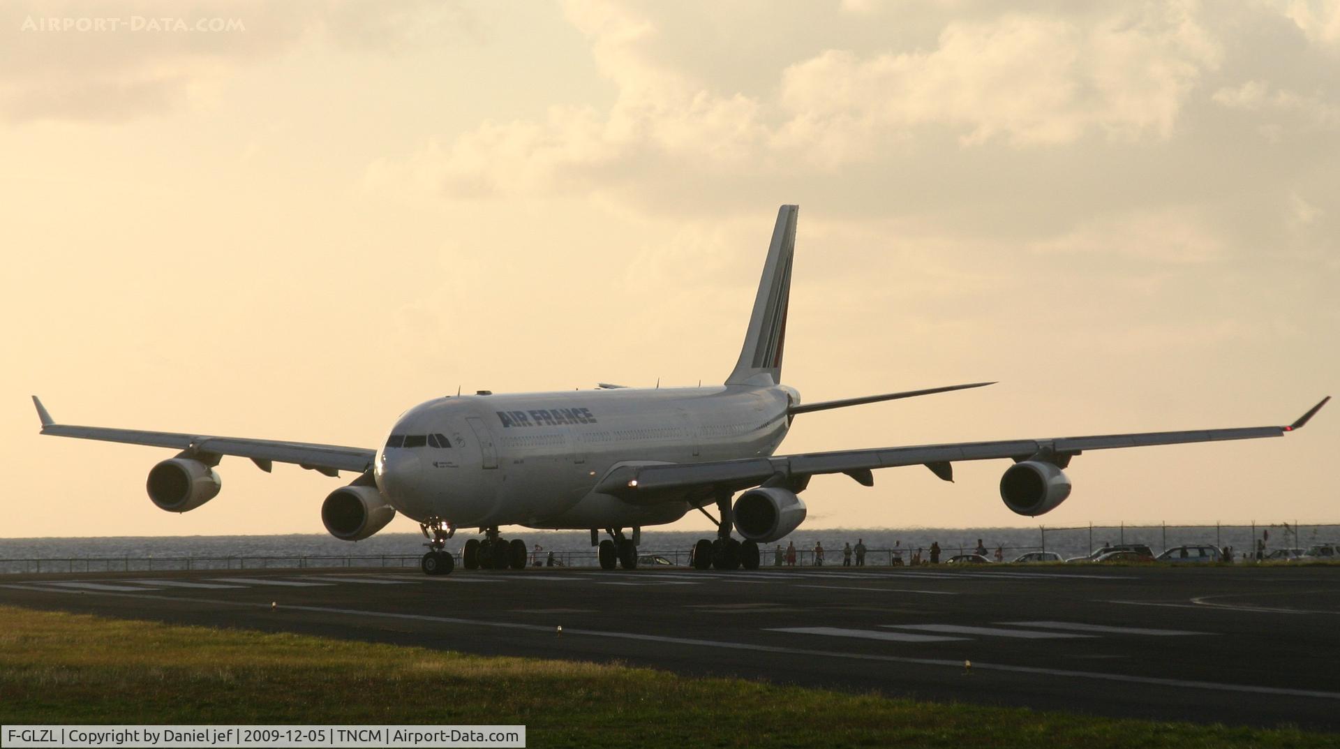 F-GLZL, 1998 Airbus A340-313X C/N 210, Airfrance at the tresh hold and look at the people standing behind the aircraft