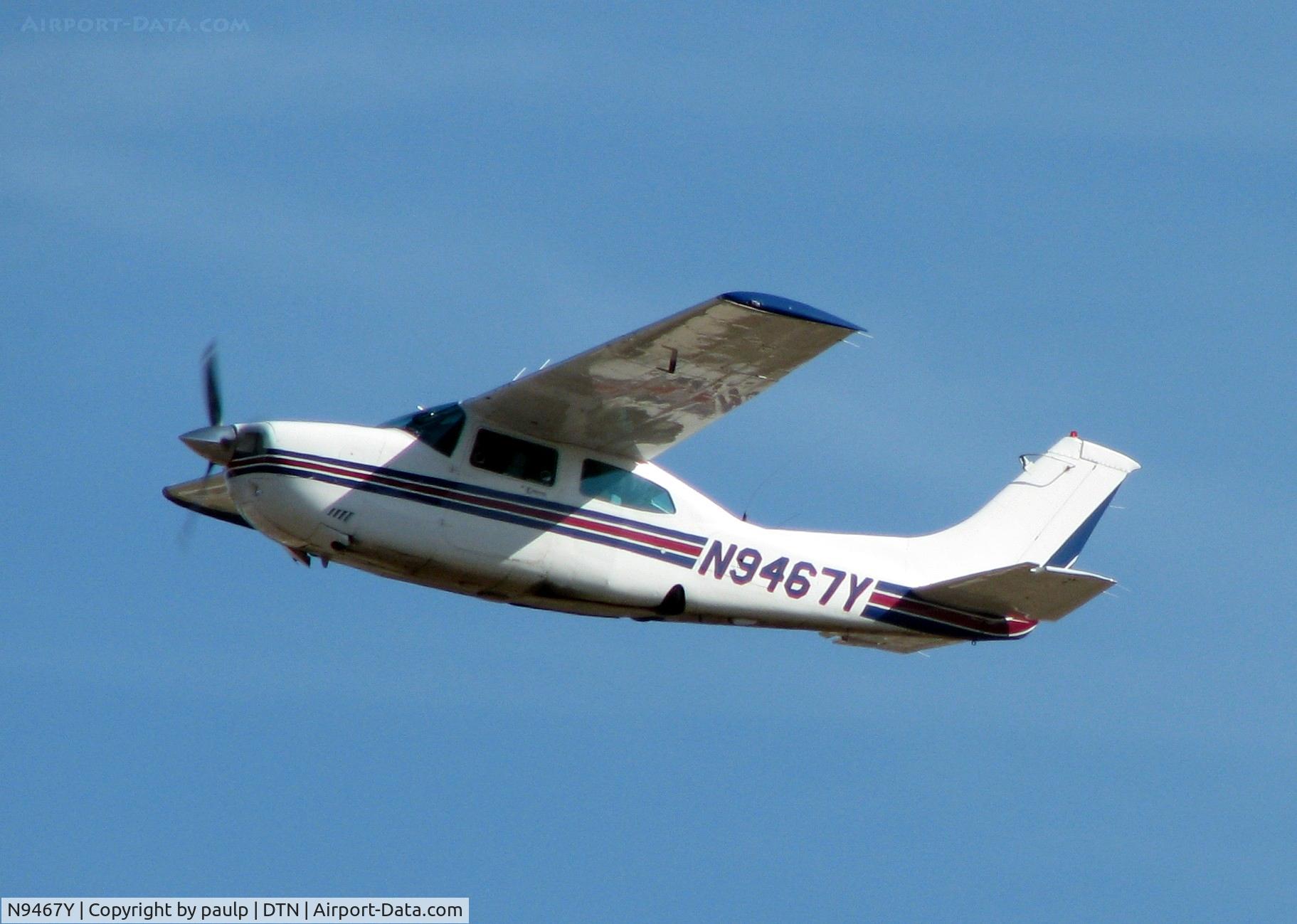 N9467Y, 1981 Cessna 210N Centurion C/N 21064517, Off of 32 at Downtown Shreveport.