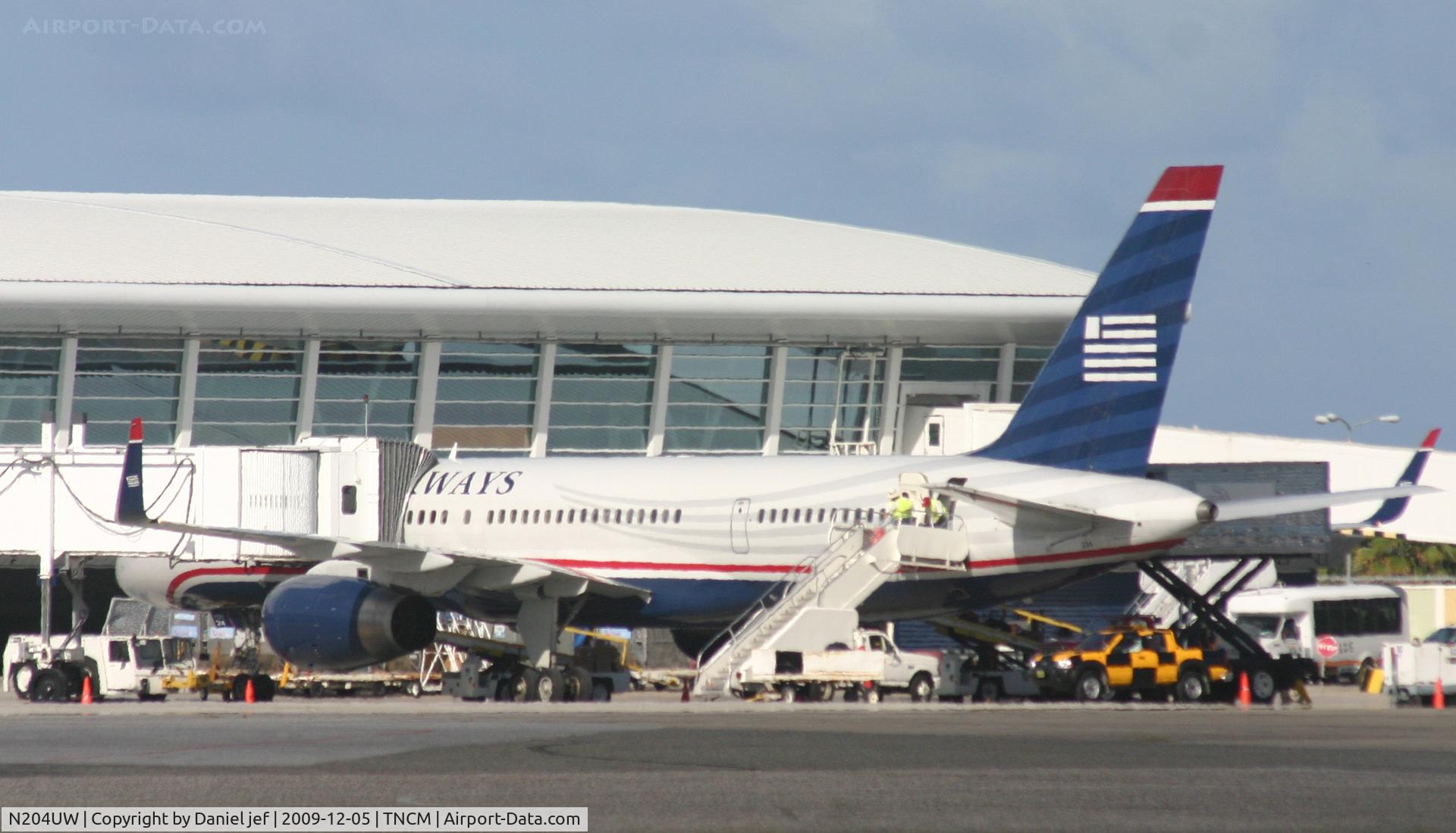 N204UW, 2000 Boeing 757-23N C/N 30886, N204UW at B3 with ground service taking care of them