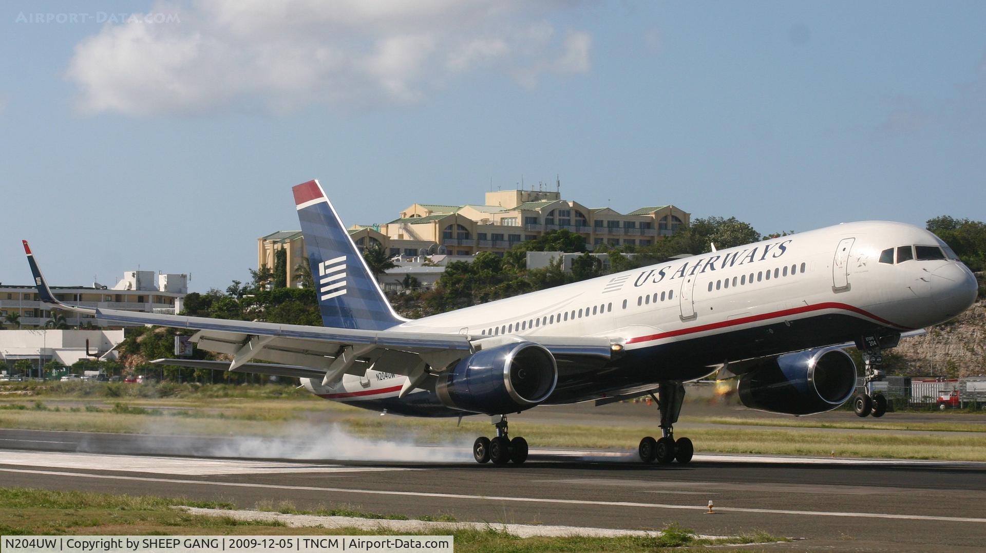 N204UW, 2000 Boeing 757-23N C/N 30886, N204UW landing at tncm