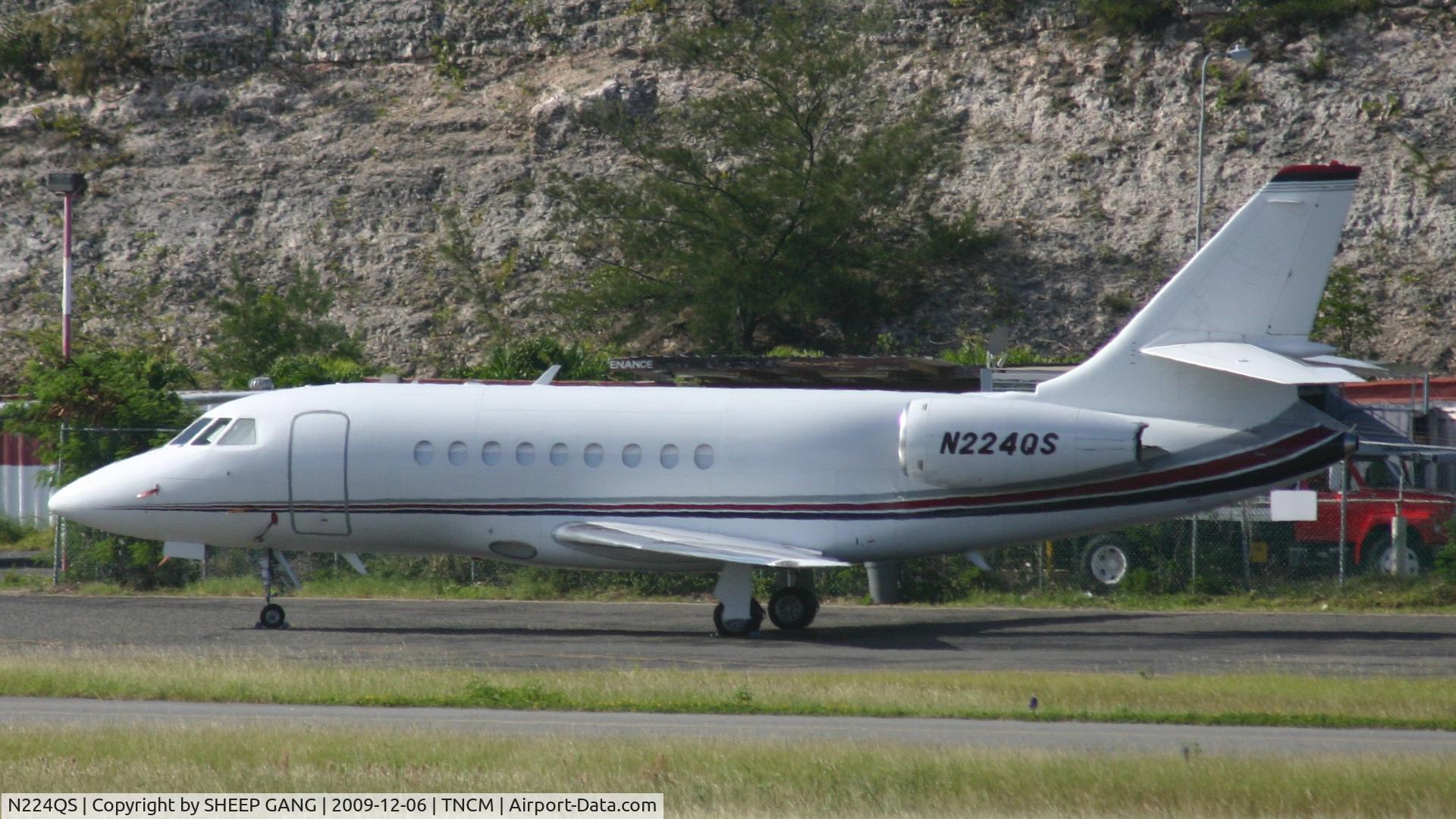N224QS, 2000 Dassault Falcon 2000 C/N 124, Park at the cargo ramp