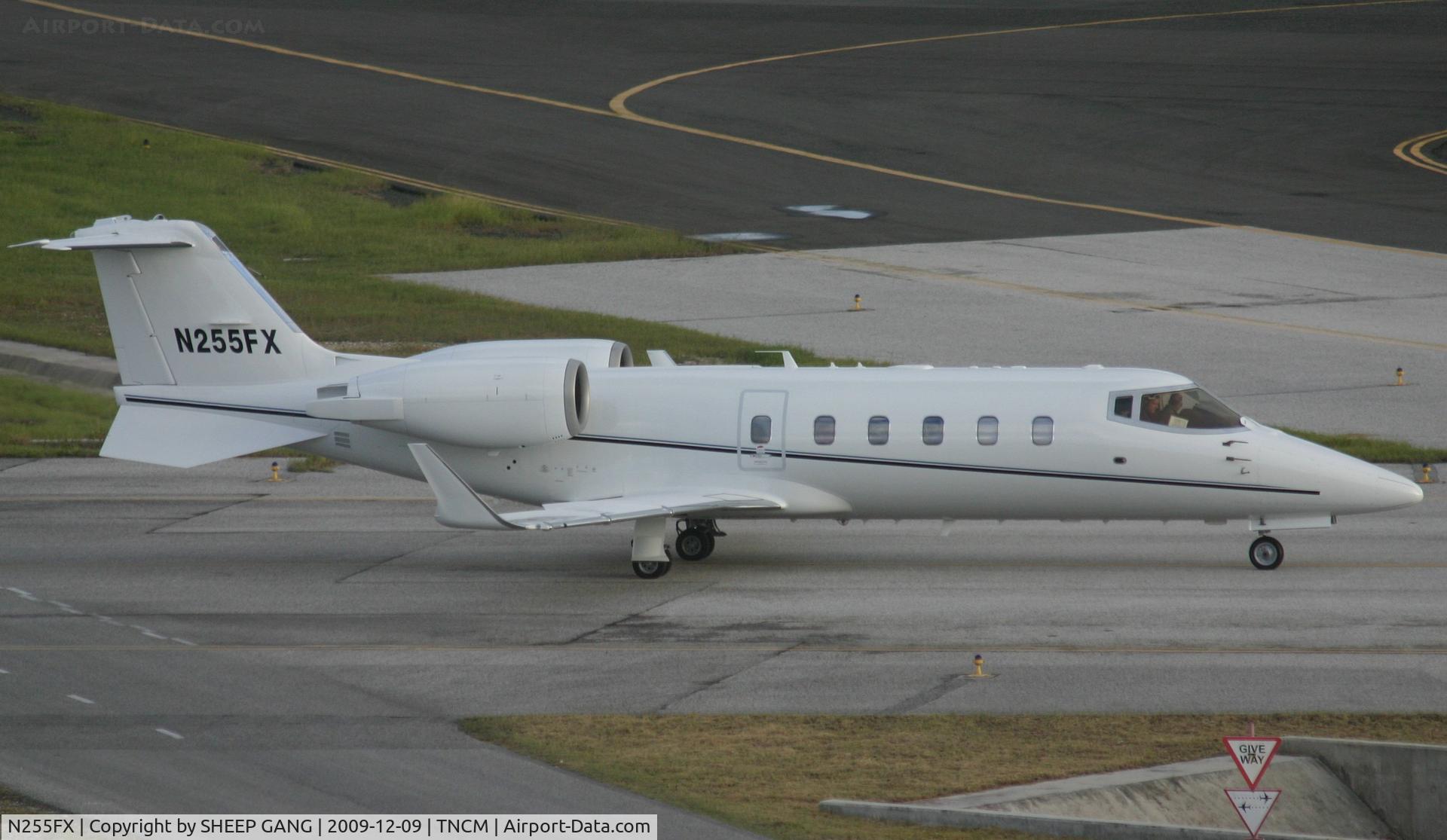 N255FX, 2001 Learjet 60 C/N 60-220, N255FX taxing to parking at the cargo ramp