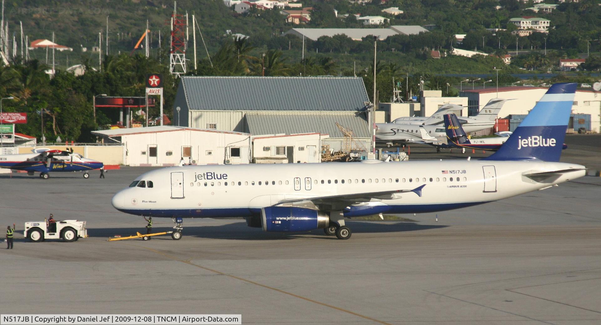N517JB, 2000 Airbus A320-232 C/N 1327, Jet blue N517JB being push back from the gates