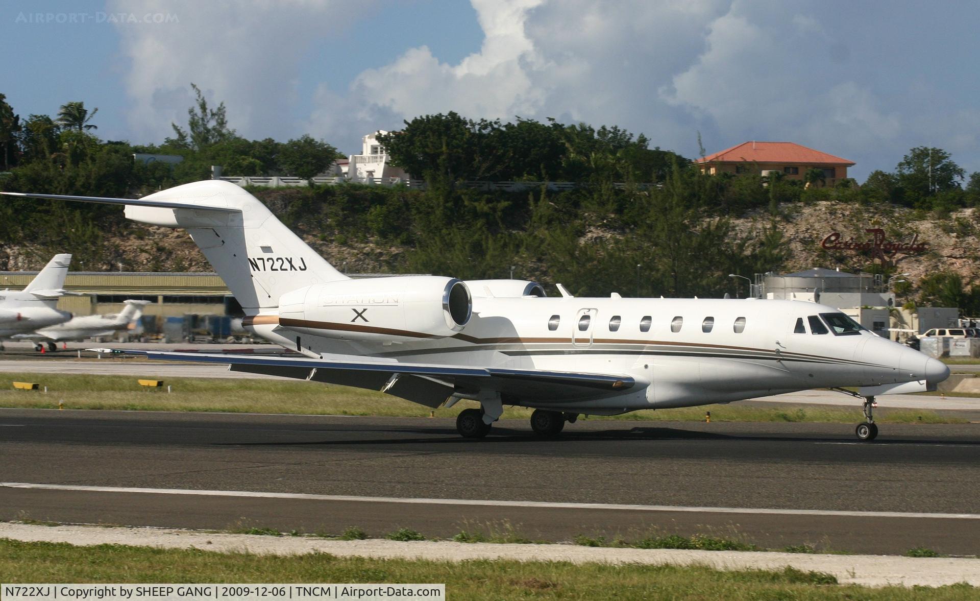N722XJ, 2004 Cessna 750 Citation X C/N 750-0222, N72XJ with main landing gear on the runway