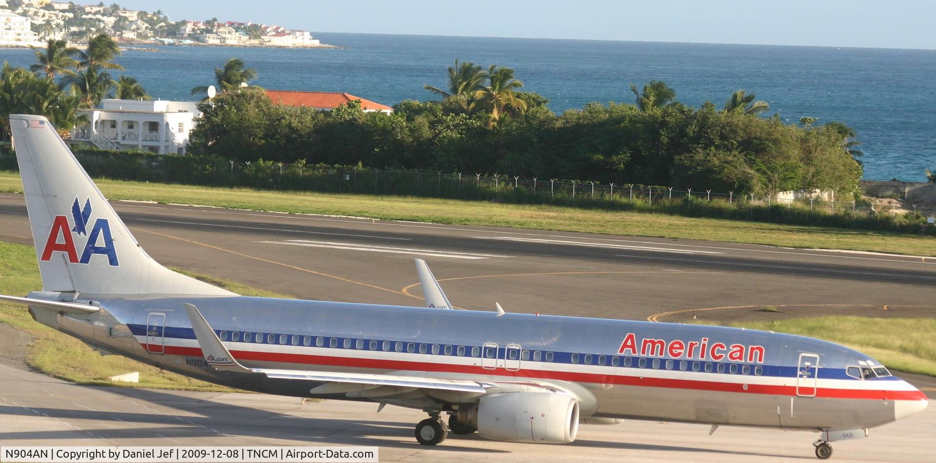 N904AN, 1999 Boeing 737-823 C/N 29506, American airlines taxing to a for take off