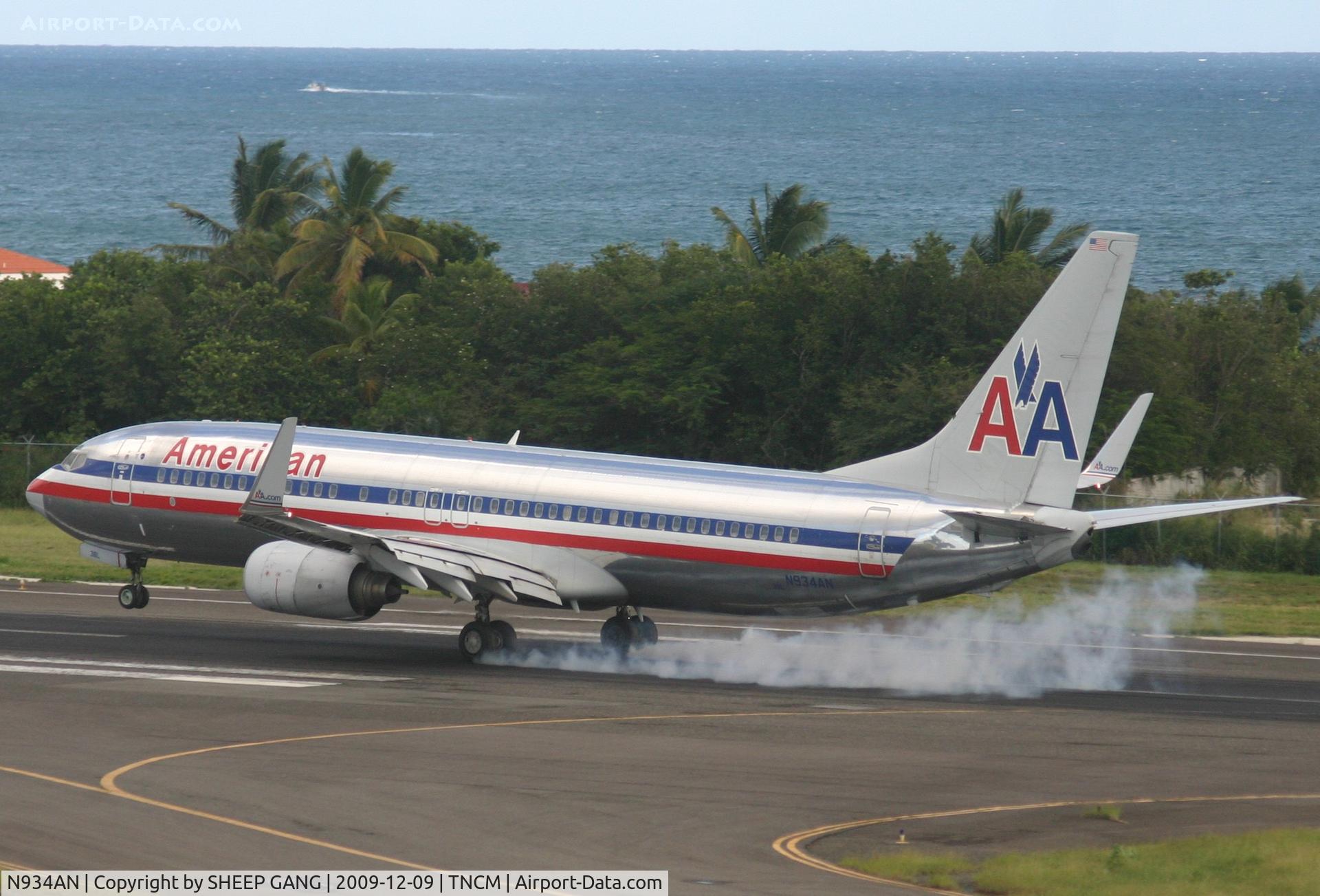 N934AN, 2000 Boeing 737-823 C/N 29531, AA landing at tncm