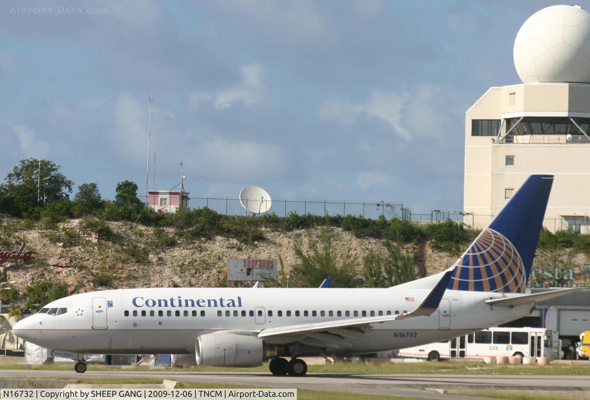N16732, 1999 Boeing 737-724 C/N 28948, Continental taxing to A