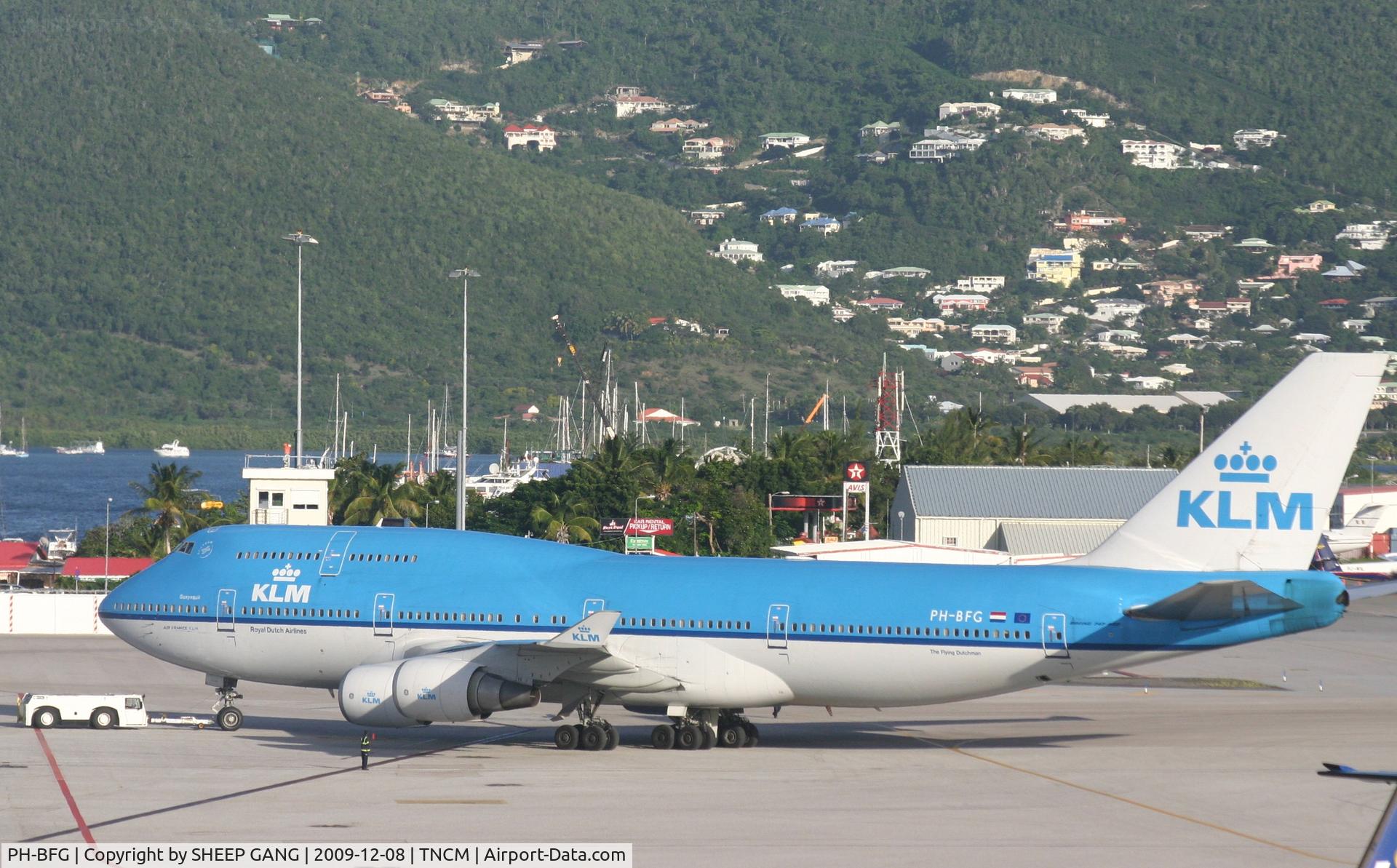 PH-BFG, 1990 Boeing 747-406 C/N 24517, KLM being push back from the gates at St maarten