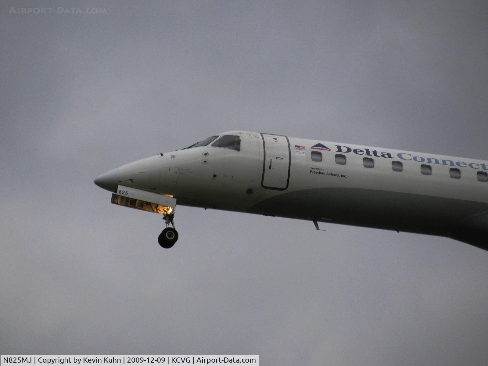 N825MJ, 2000 Embraer EMB-145LR C/N 145179, Final approach for Rwy 27