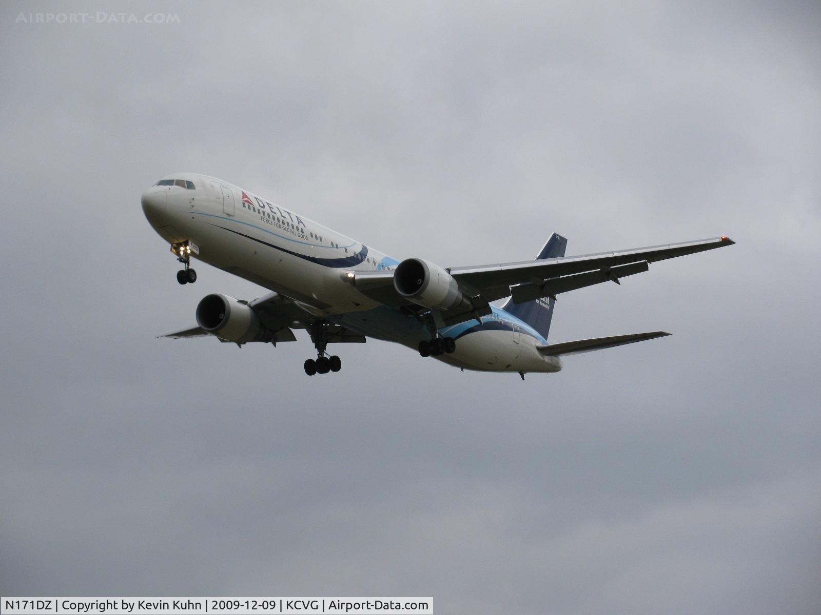 N171DZ, 1998 Boeing 767-332 C/N 29690, Nothing can quite describe the feeling of a 767 screaming over you at ~200feet. DAL43 arriving from de Gaulle/Roissy