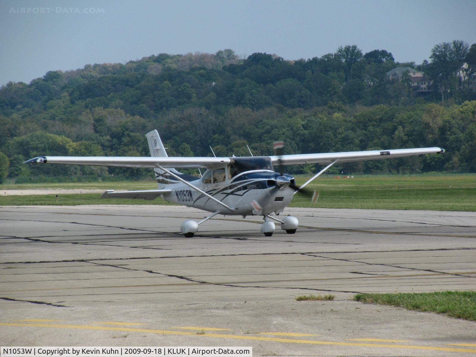 N1053W, 2007 Cessna T182T Turbo Skylane C/N T18208792, Taxiing by