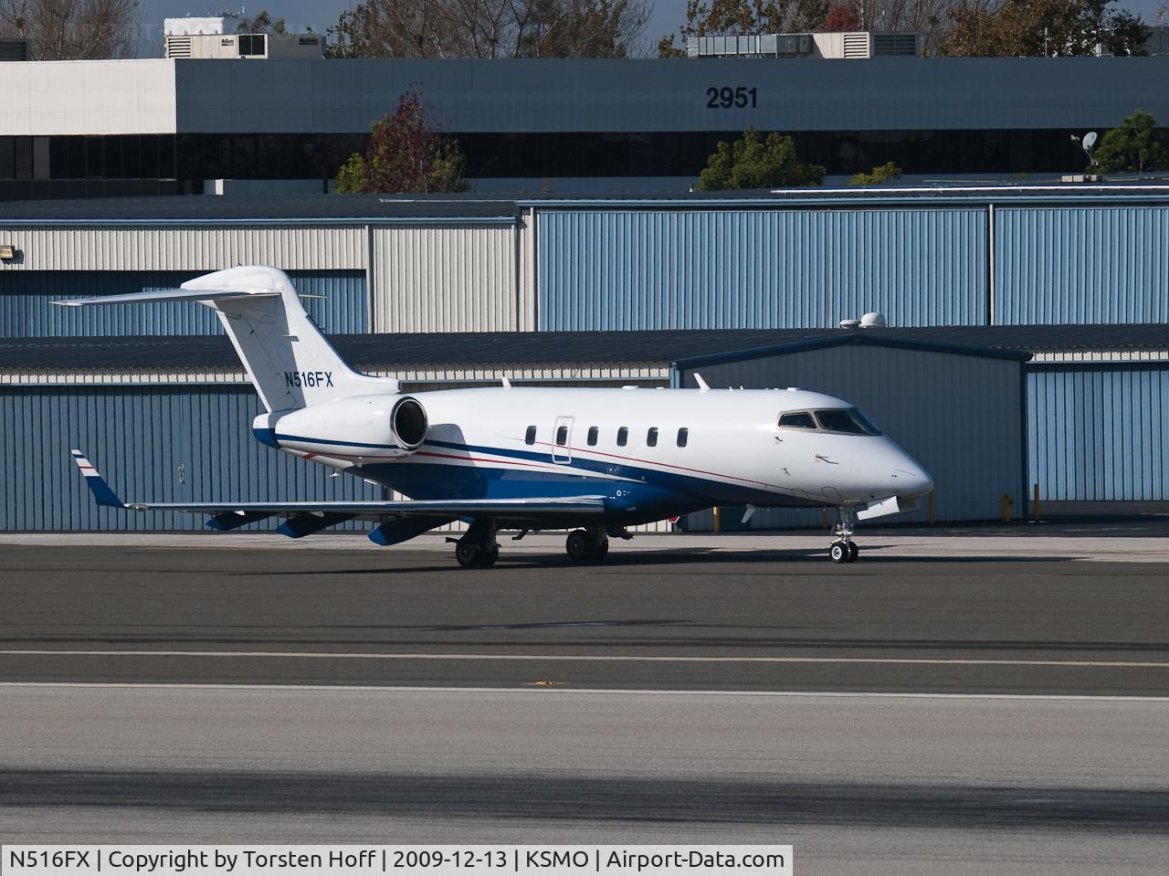 N516FX, 2004 Bombardier Challenger 300 (BD-100-1A10) C/N 20036, N516FX taxiing