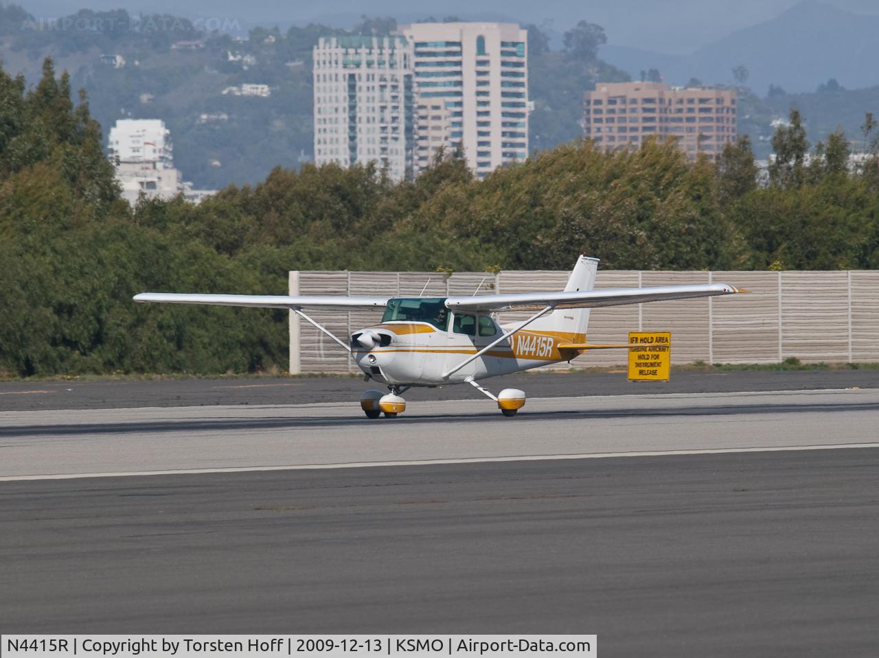 N4415R, 1974 Cessna 172M C/N 17263163, N4415R departing from RWY 21