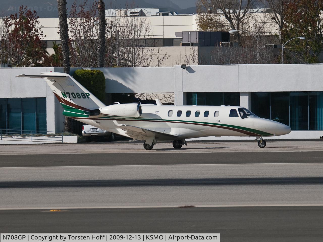 N708GP, 2003 Cessna CitationJet CJ2 C/N 525A0154, N708GP taxiing