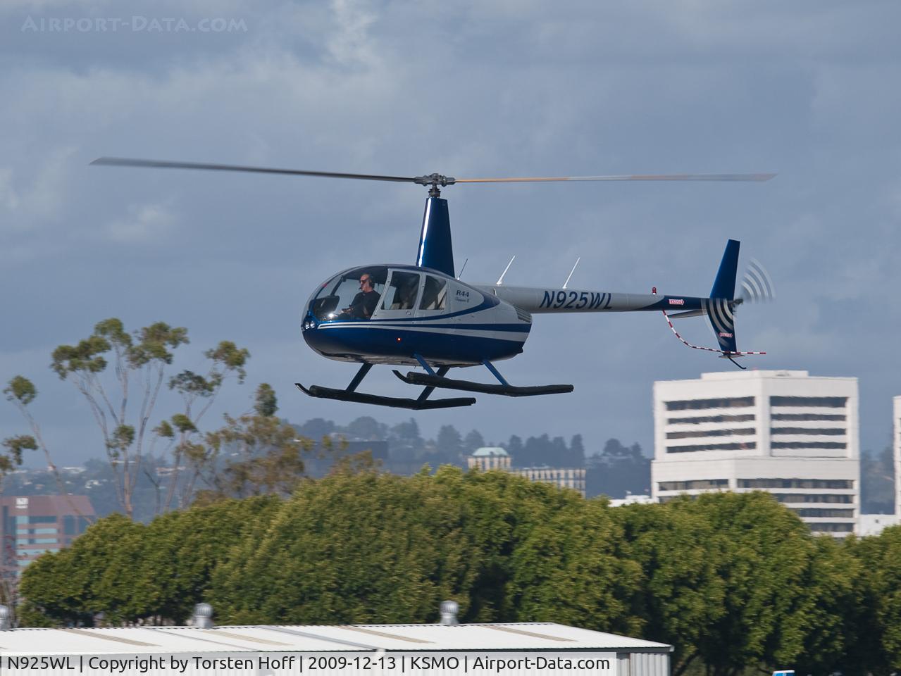 N925WL, 2004 Robinson R44 II C/N 10462, N925WL arriving on RWY 21