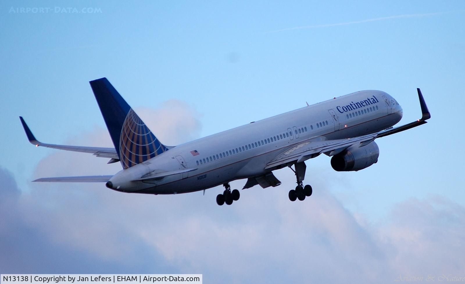 N13138, 1999 Boeing 757-224 C/N 30351, Continental Boeing leaving Schiphol